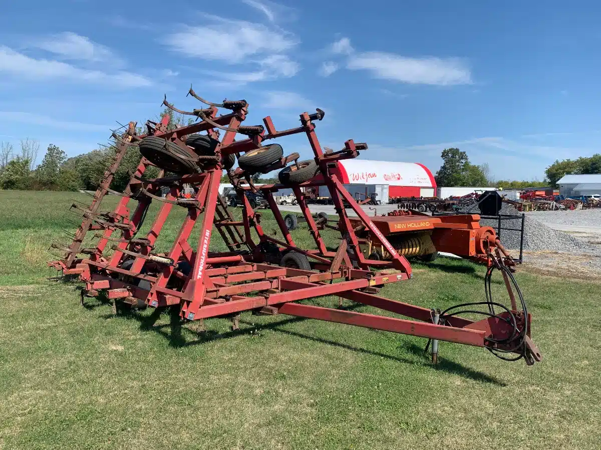 Gallery image 2 for Used International 4600 Vibra Shank 28ft Cultivator