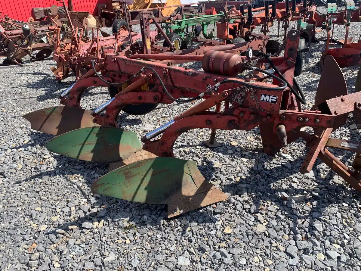 Gallery image 1 for Used Massey Ferguson 345 Plow