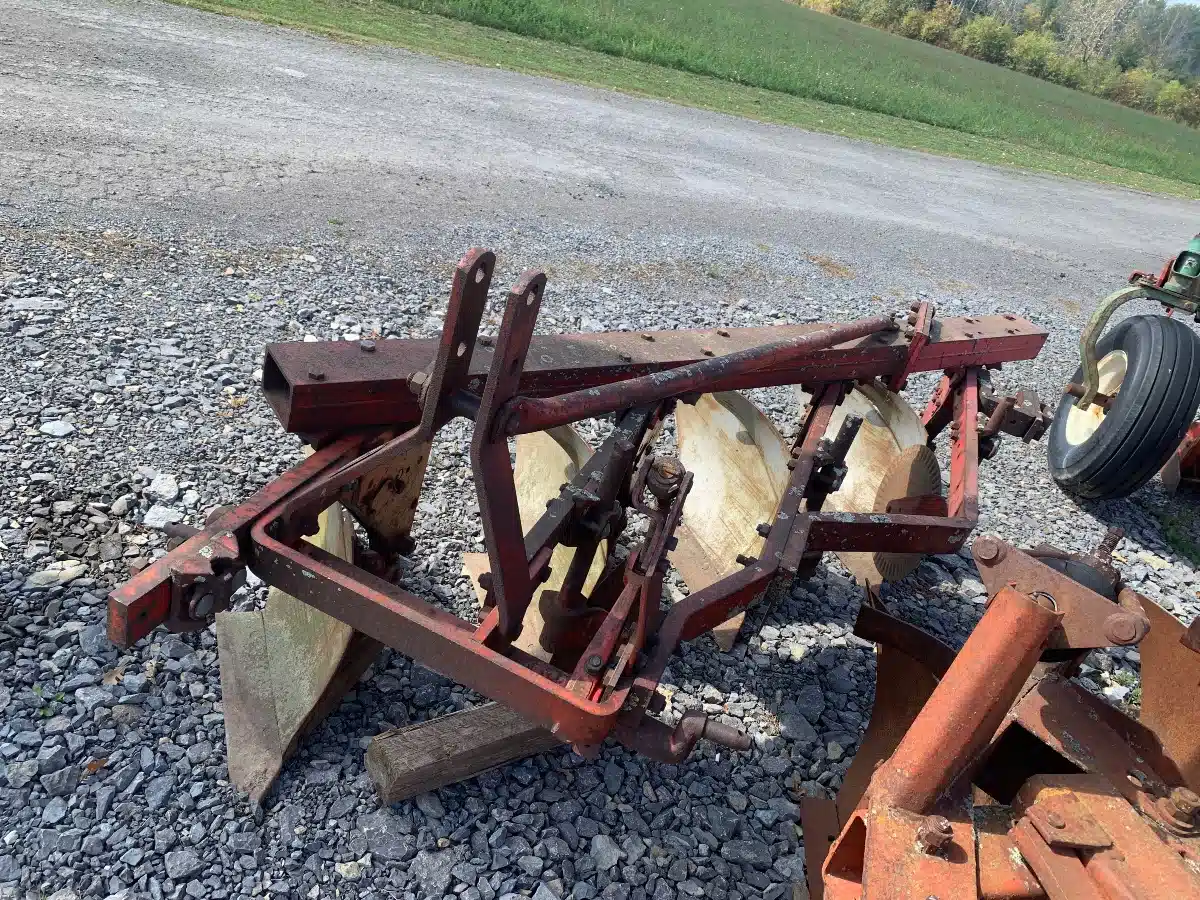 Gallery image 2 for Used Massey Ferguson 82 Plow