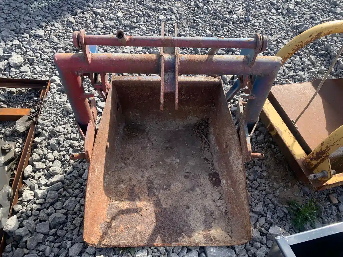 Gallery image 2 for Ford 706 Dirt Scoop