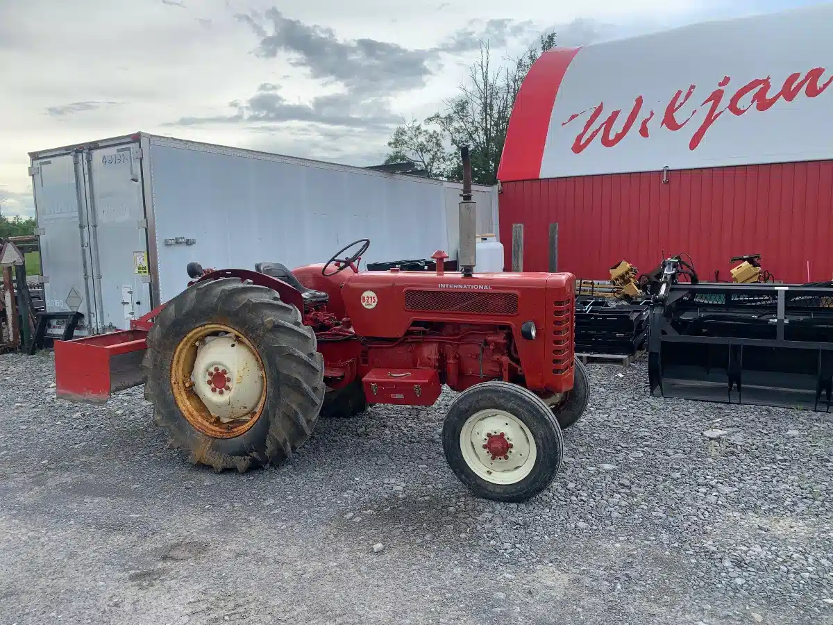 Gallery image 1 for International Harvester B275 Tractor