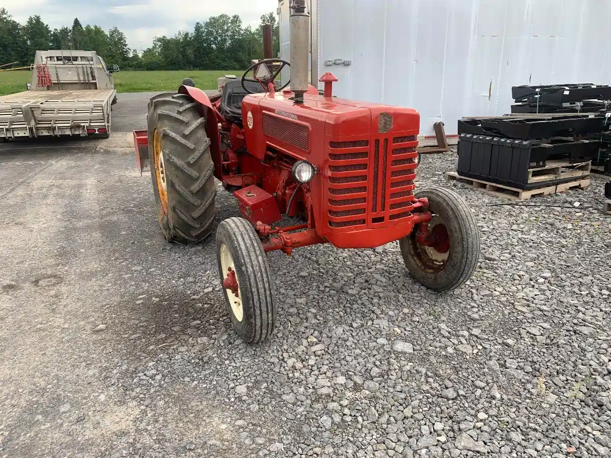 Gallery image 2 for International Harvester B275 Tractor