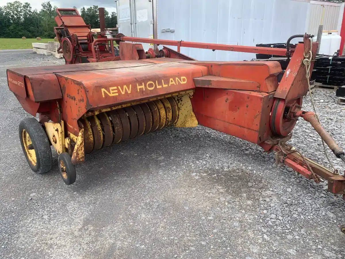 Photo de la Galerie 2 pour New Holland 273 presse à balle carrée - petite