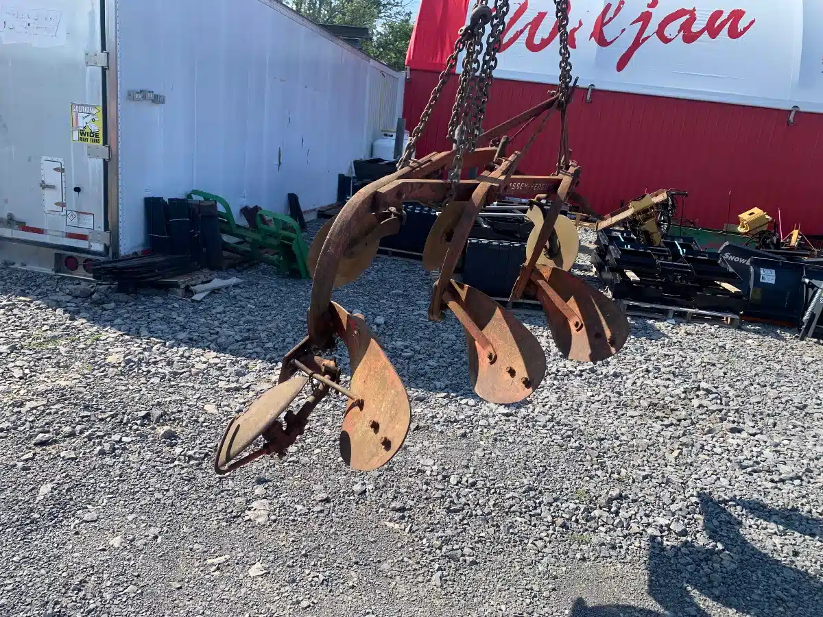 Photo de la Galerie 2 pour Massey Ferguson 3F Charrue