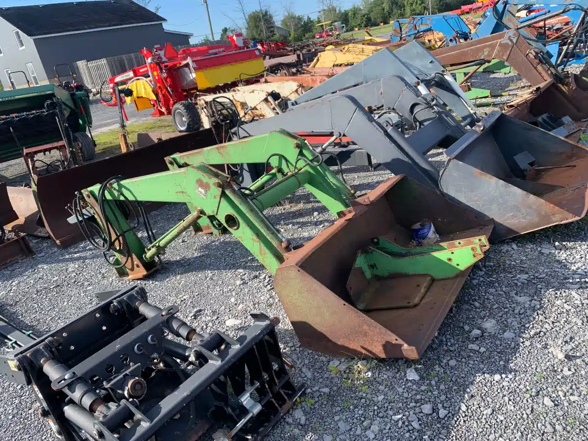 Photo de la Galerie 1 pour John Deere 145 chargeur frontal