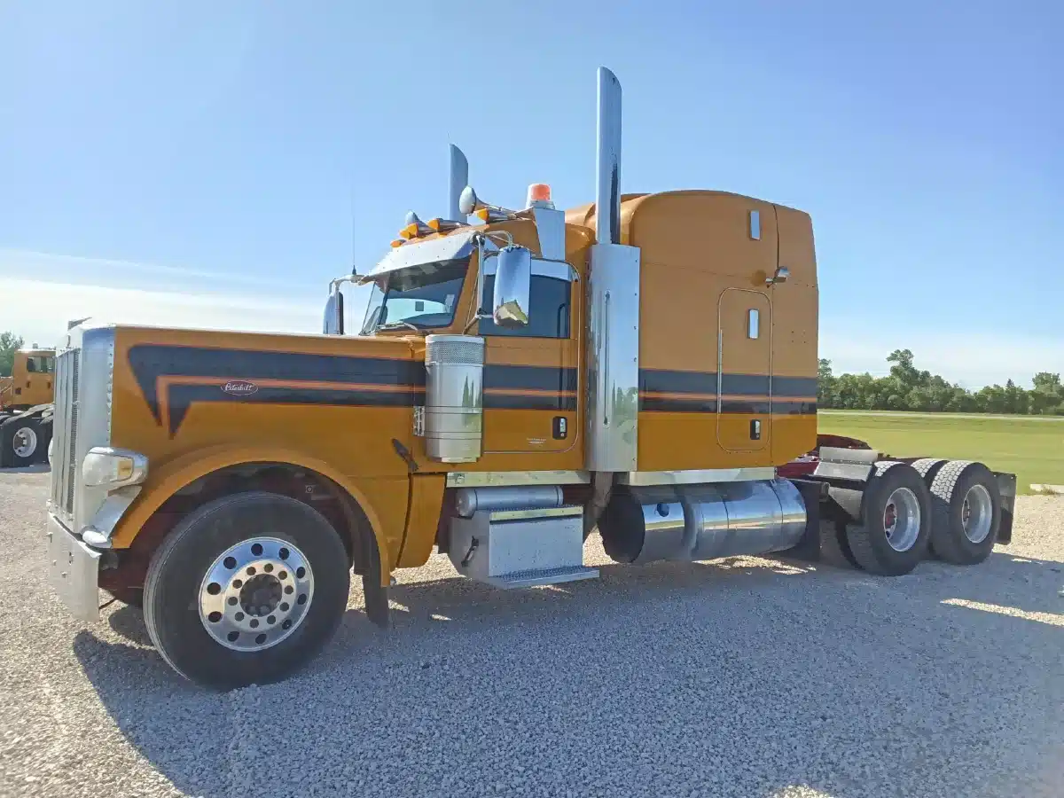 Gallery image 2 for Used 2019 Peterbilt 389 Semi-Truck
