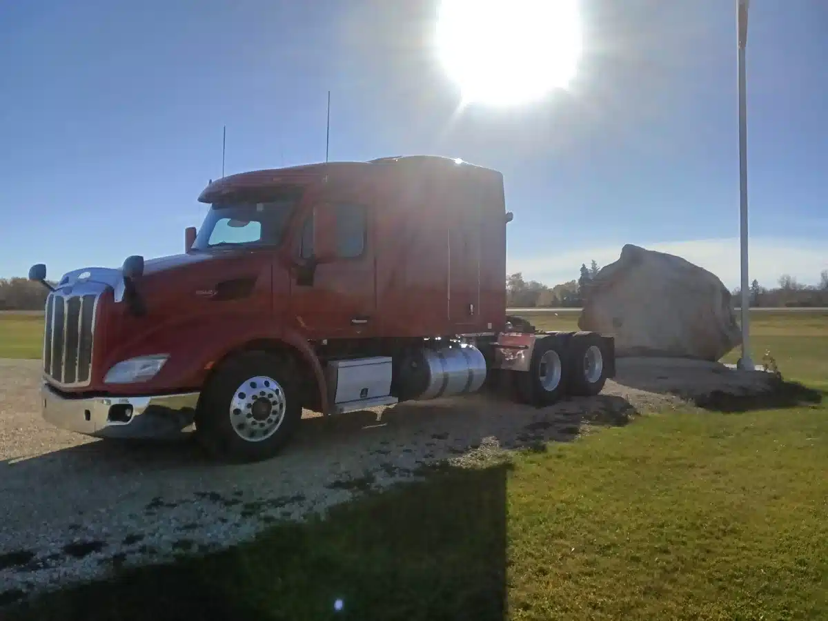 Gallery image 1 for Used 2016 Peterbilt 579 Semi-Truck