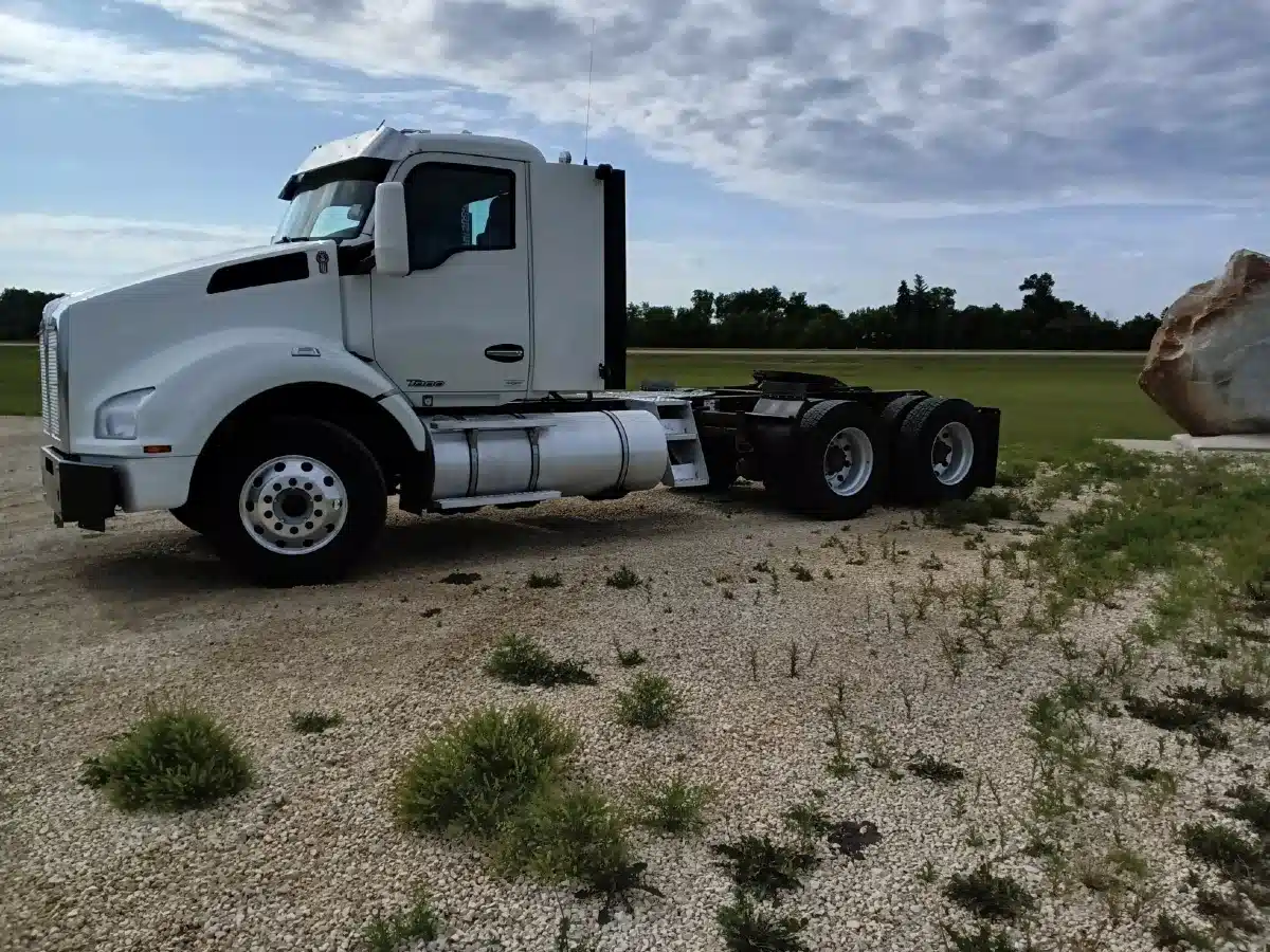 Gallery image 2 for 2022 Kenworth T880 Semi-Truck