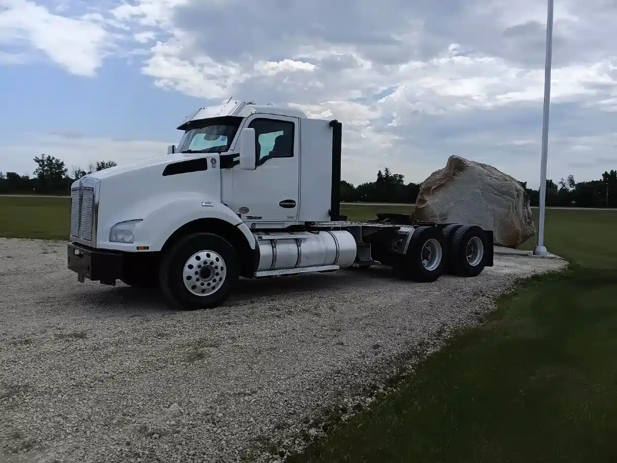 Gallery image 2 for Used 2021 Kenworth T880 Semi-Truck