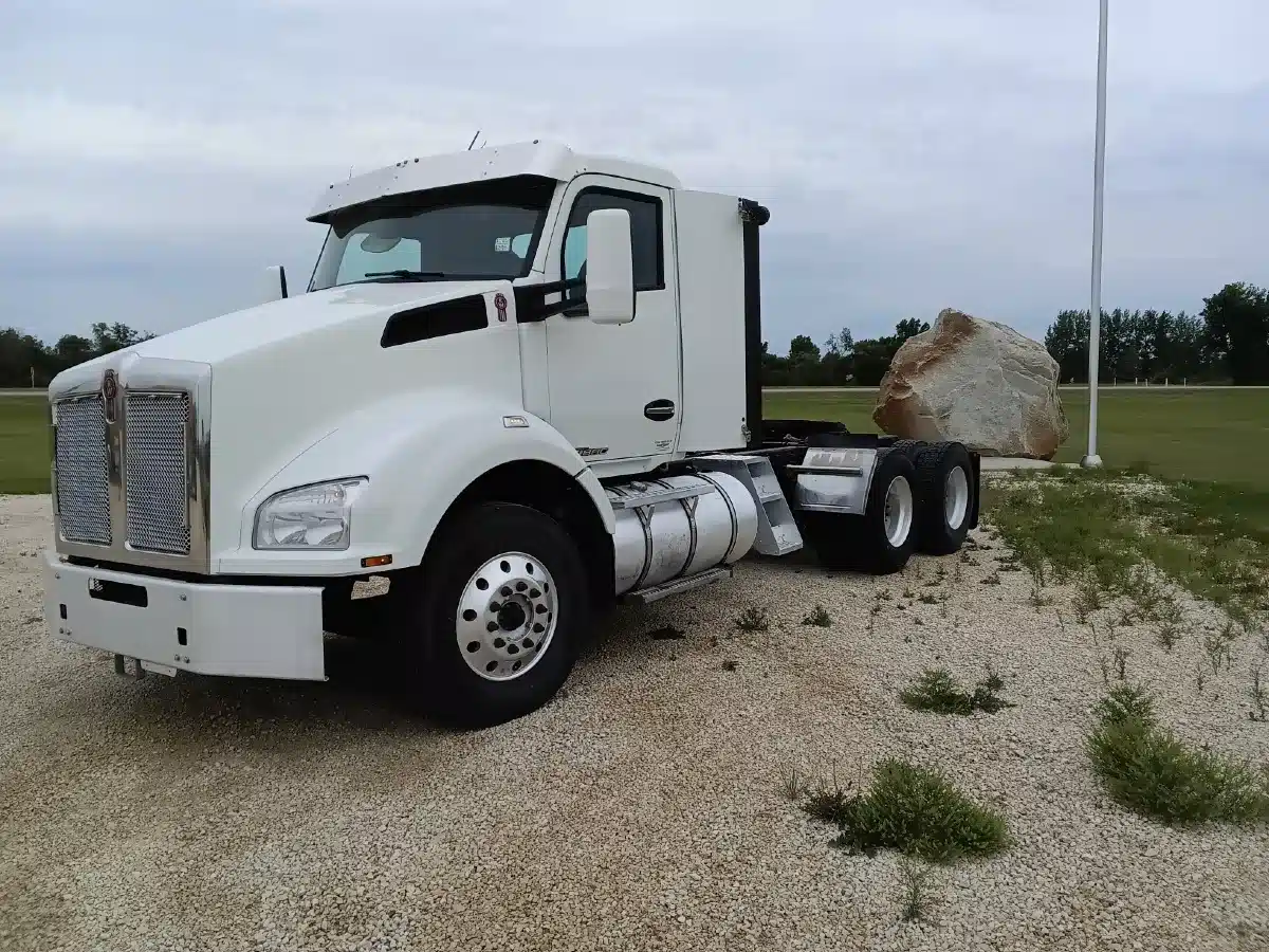 Gallery image 1 for Used 2021 Kenworth T880 Semi-Truck