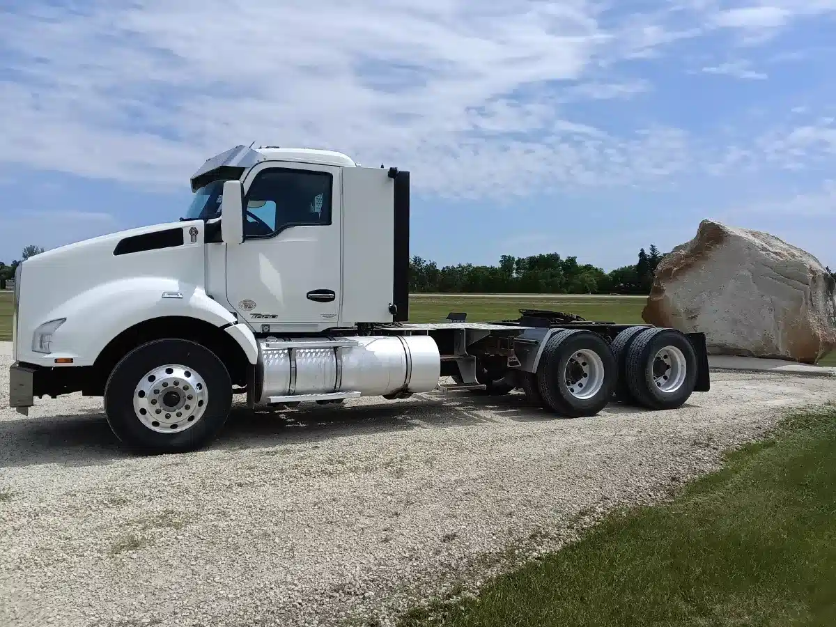Gallery image 2 for Used 2021 Kenworth T880 Semi-Truck