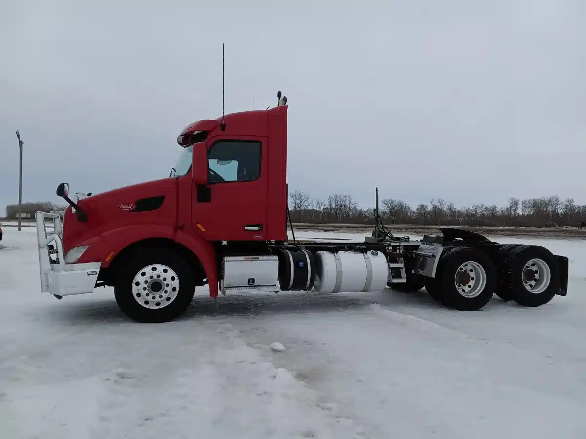 Gallery image 2 for Used 2019 Peterbilt 579 Semi-Truck