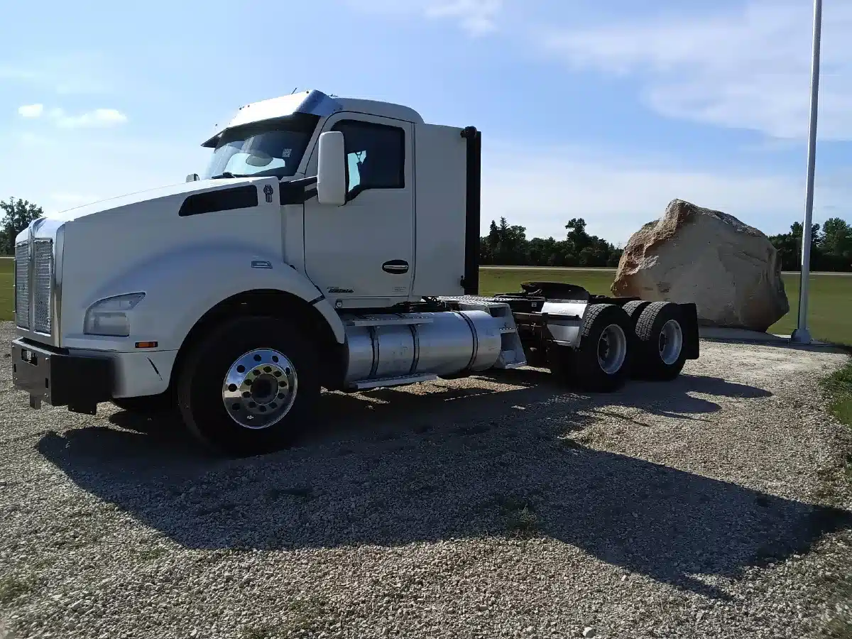 Gallery image 2 for 2022 Kenworth T880 Semi-Truck