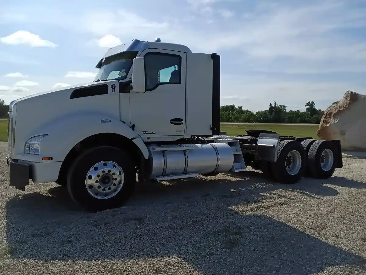 Gallery image 2 for Used 2022 Kenworth T880 Semi-Truck