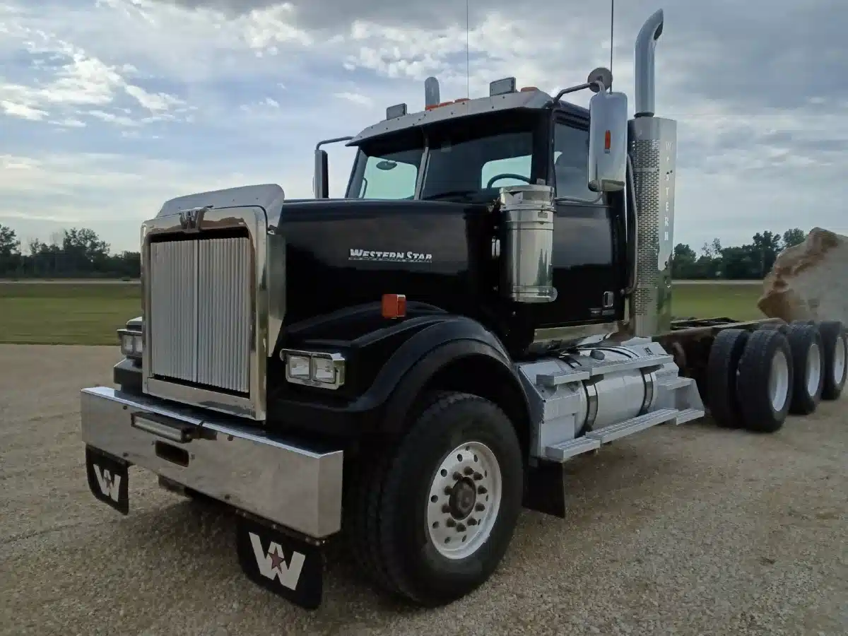 Gallery image 2 for Used 2019 Western Star 4900 Semi-Truck