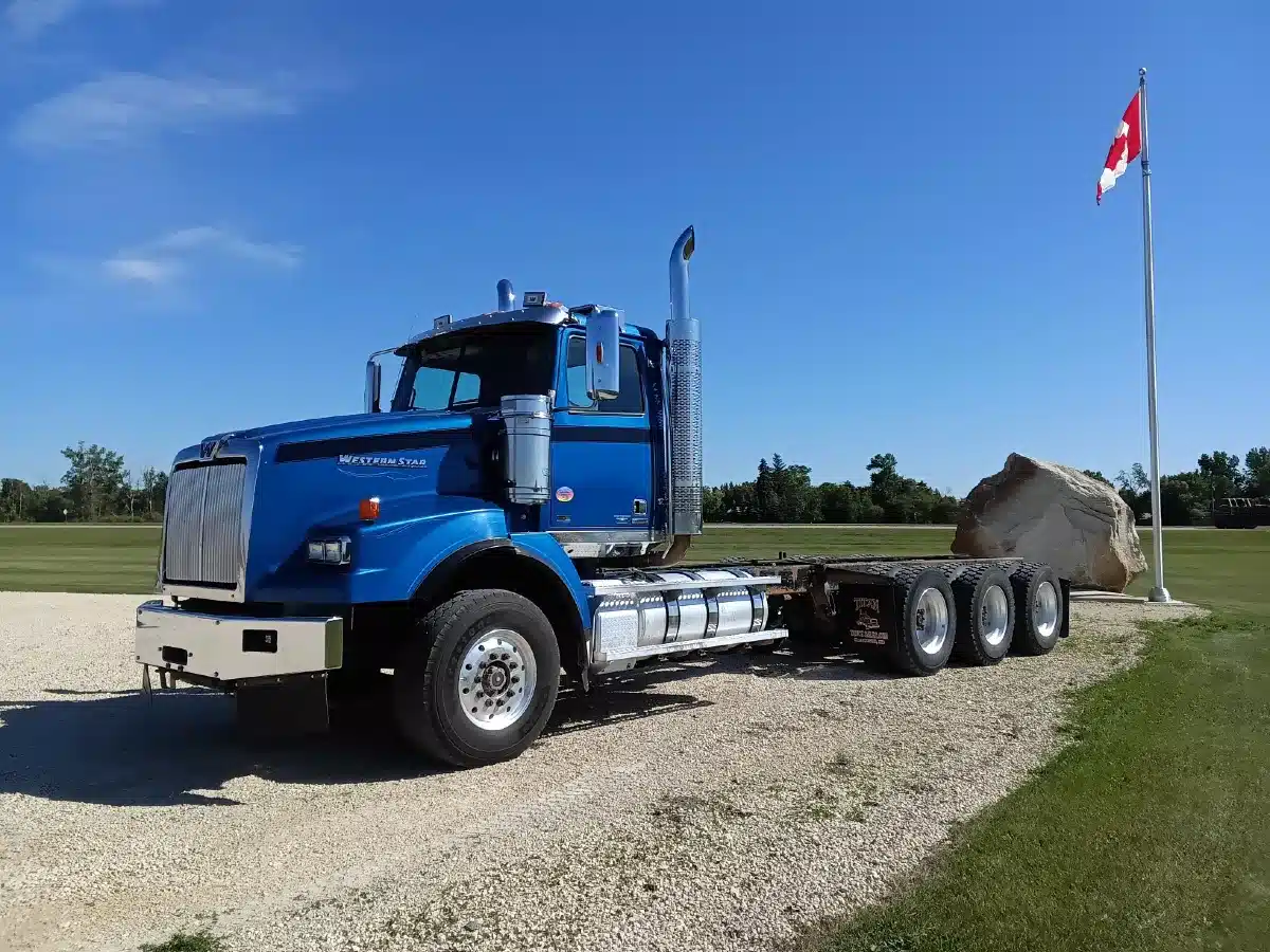 Gallery image 2 for Used 2015 Western Star 4900 SA Semi-Truck