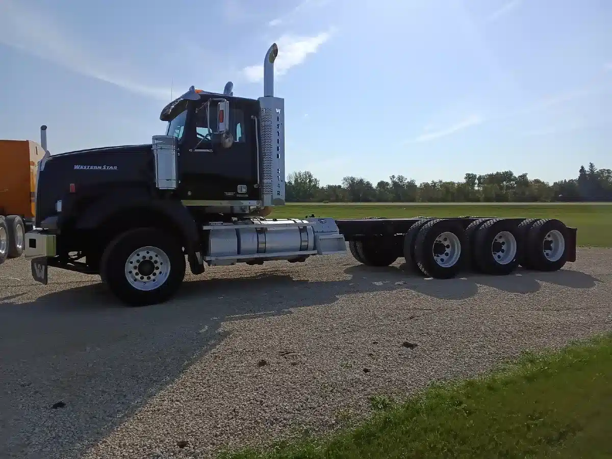 Gallery image 2 for 2017 Western Star 4900 SA Semi-Truck