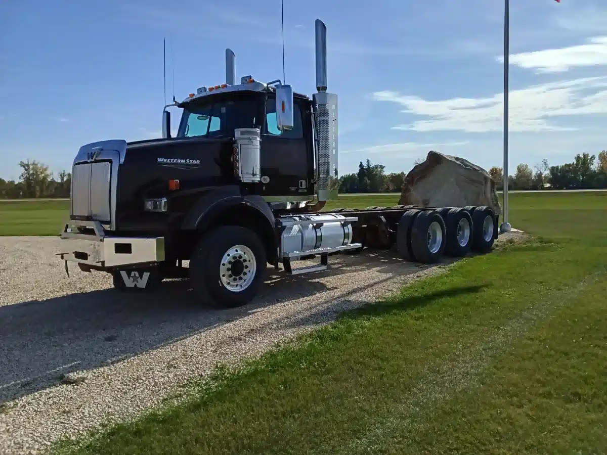 Gallery image 2 for Used 2019 Western Star 4900 SA Semi-Truck