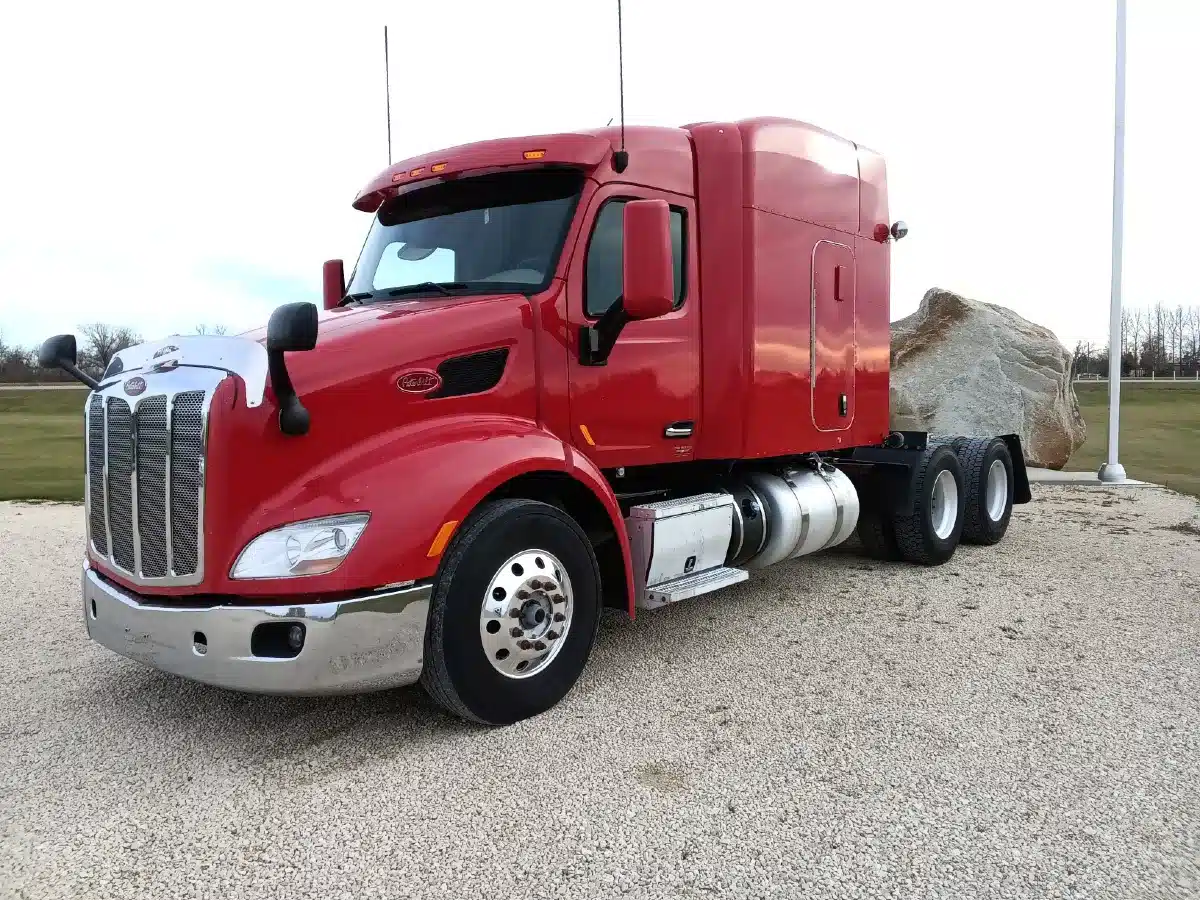 Gallery image 2 for Used 2018 Peterbilt 579 Semi-Truck