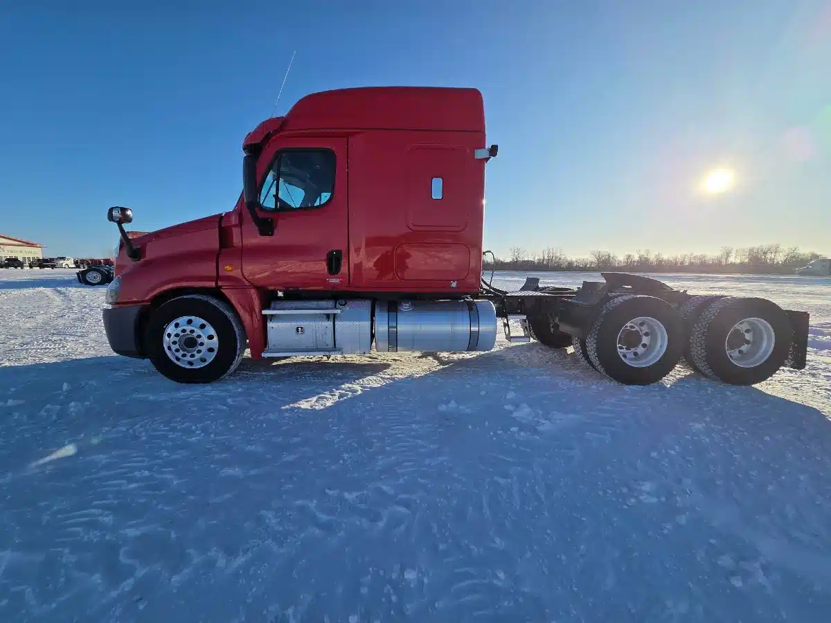 2016 Freightliner CASCADIA 125 Semi-Truck
