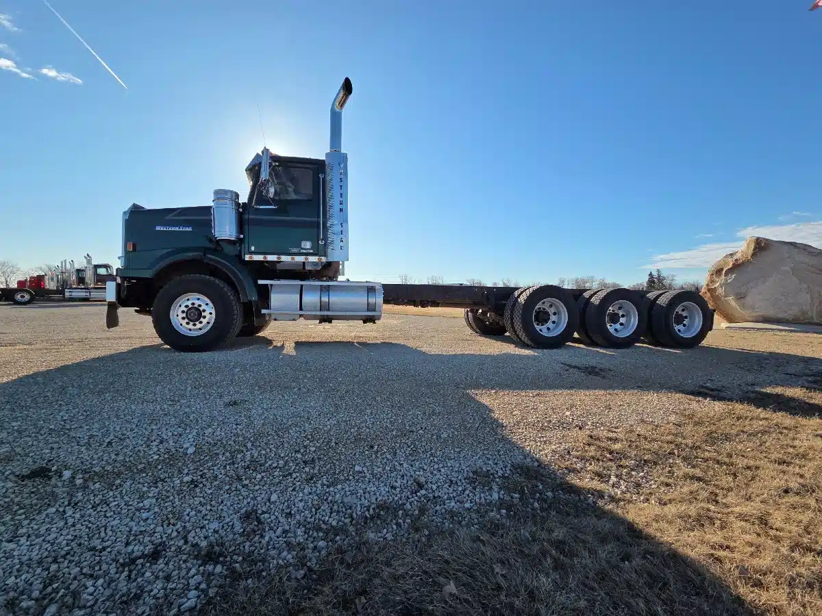 Photo de la Galerie 1 pour 2017 Western Star 4900 SA Camion dix roues