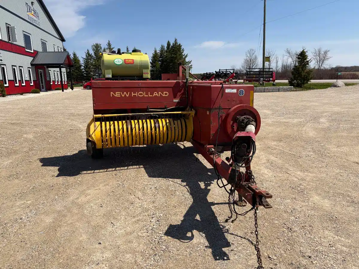Gallery image 1 for New Holland 570 Square Baler - Small