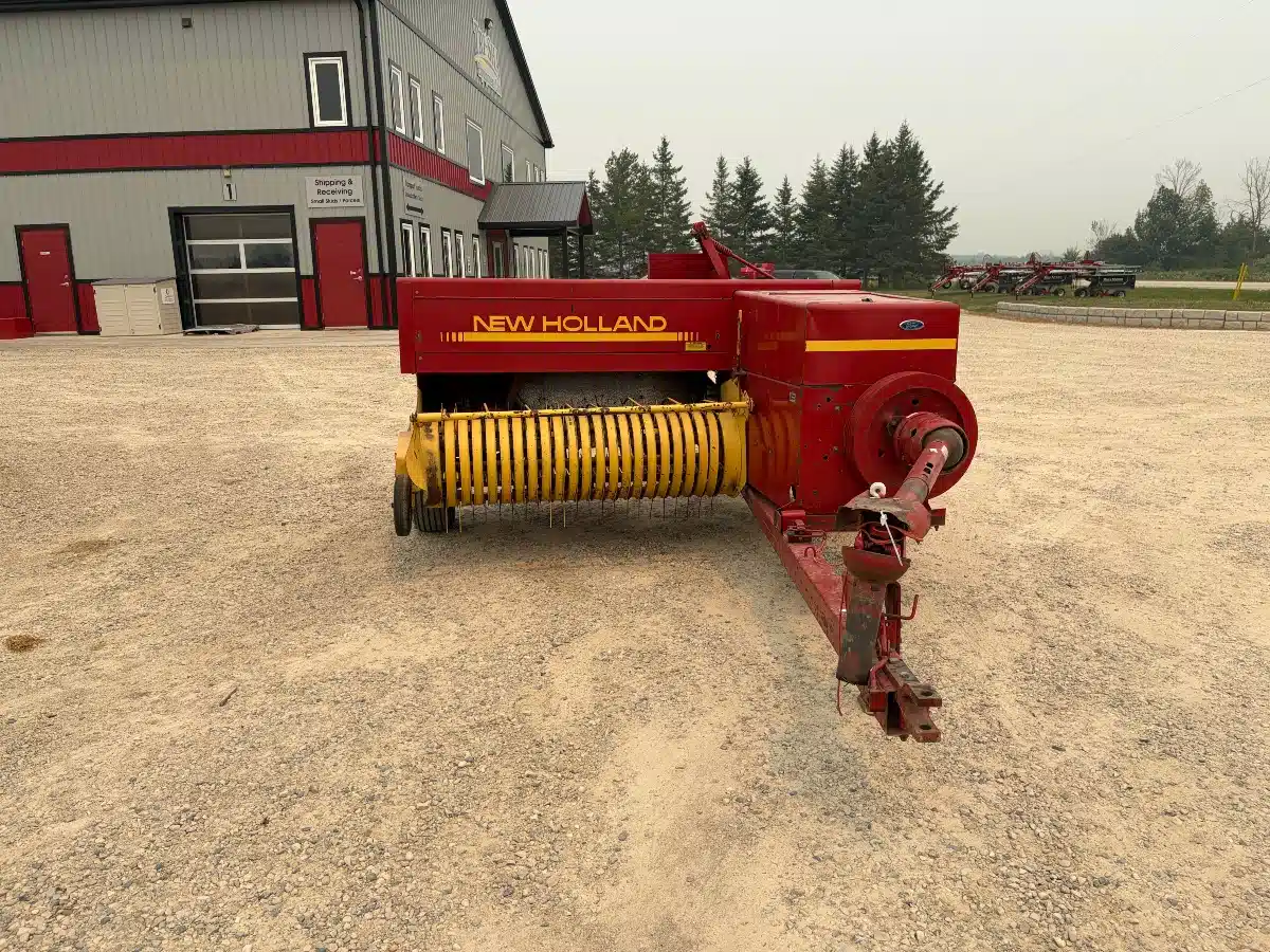 Gallery image 1 for New Holland 570 Square Baler - Small