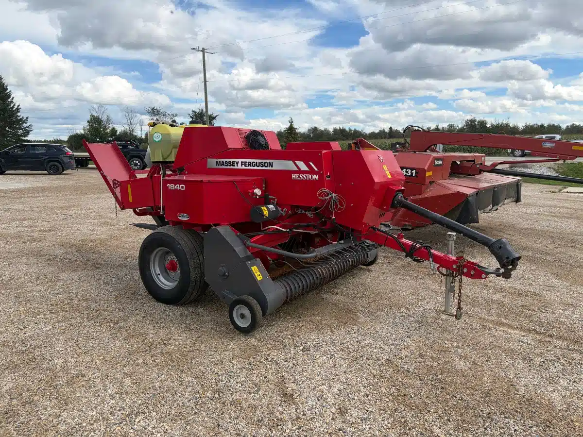 Photo de la Galerie 2 pour Massey Ferguson 1840 presse à balle carrée - petite