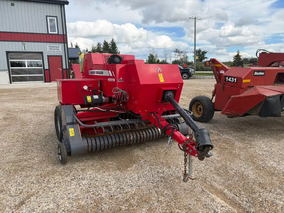 Photo de la Galerie 1 pour Massey Ferguson 1840 presse à balle carrée - petite