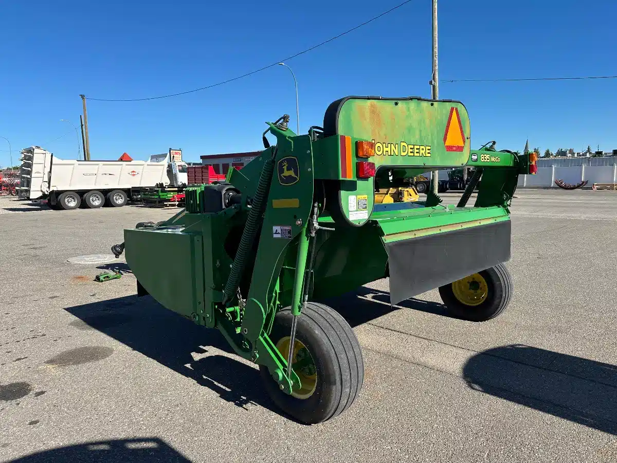 Photo de la Galerie 2 pour 2011 John Deere Moco 835 Faucheuse-conditionneuse
