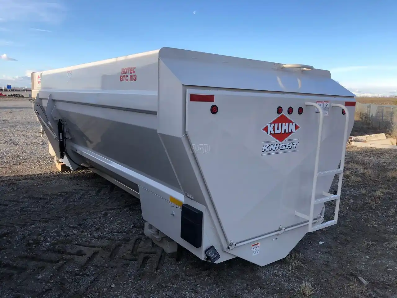 Gallery image 2 for New 2024 Kuhn Knight BTC 163 TMR Mixer