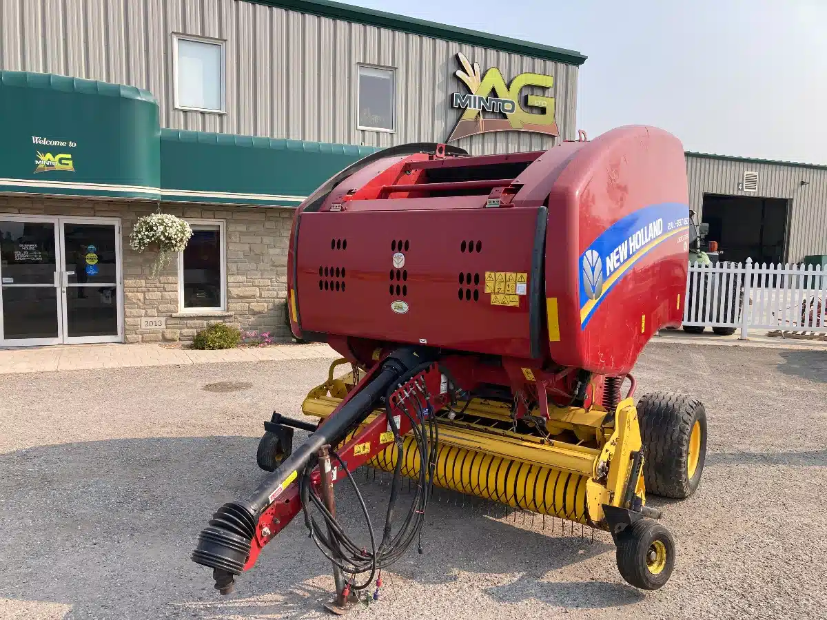 Gallery image 2 for Used 2017 New Holland ROLL-BELT 450 Round Baler