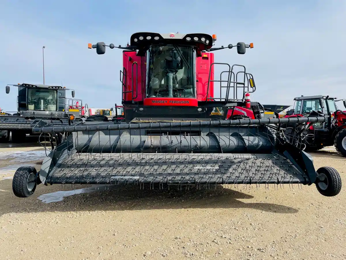 Gallery image 2 for Used 2015 Massey Ferguson 9565 Combine