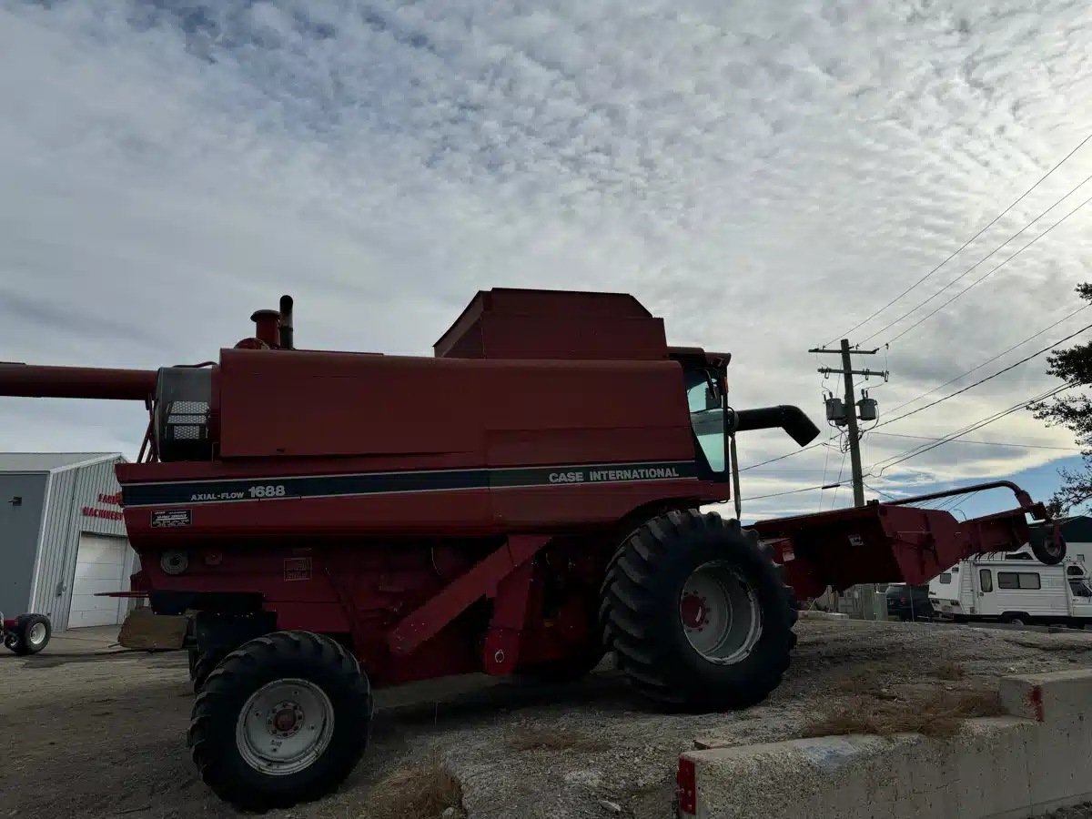 Gallery image 2 for Used 1993 Case IH 1688 Combine