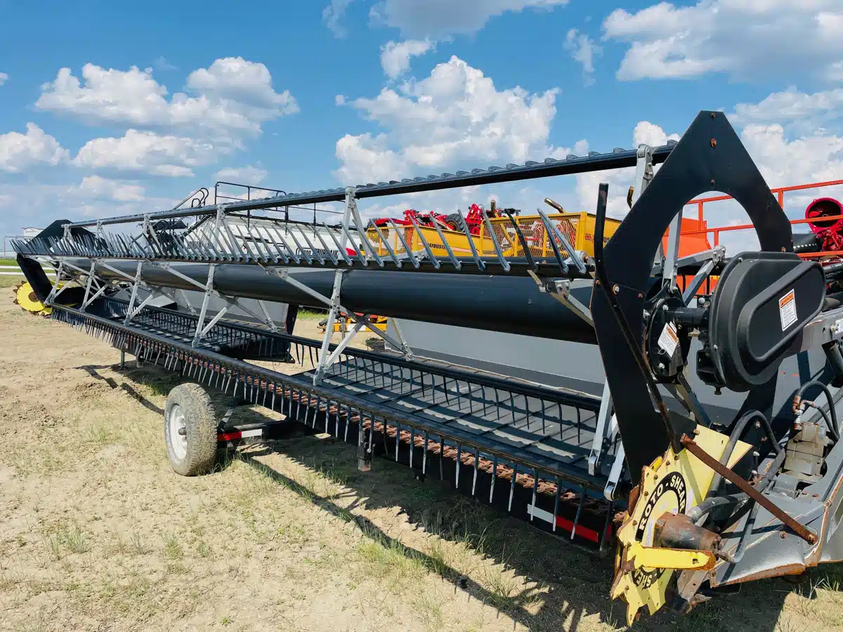 Gallery image 2 for Used 2011 Massey Ferguson 5200-30 Header