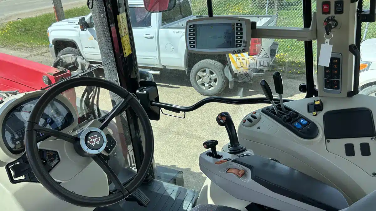 Gallery image 2 for Used 2016 Massey Ferguson 7715 Tractor Loader