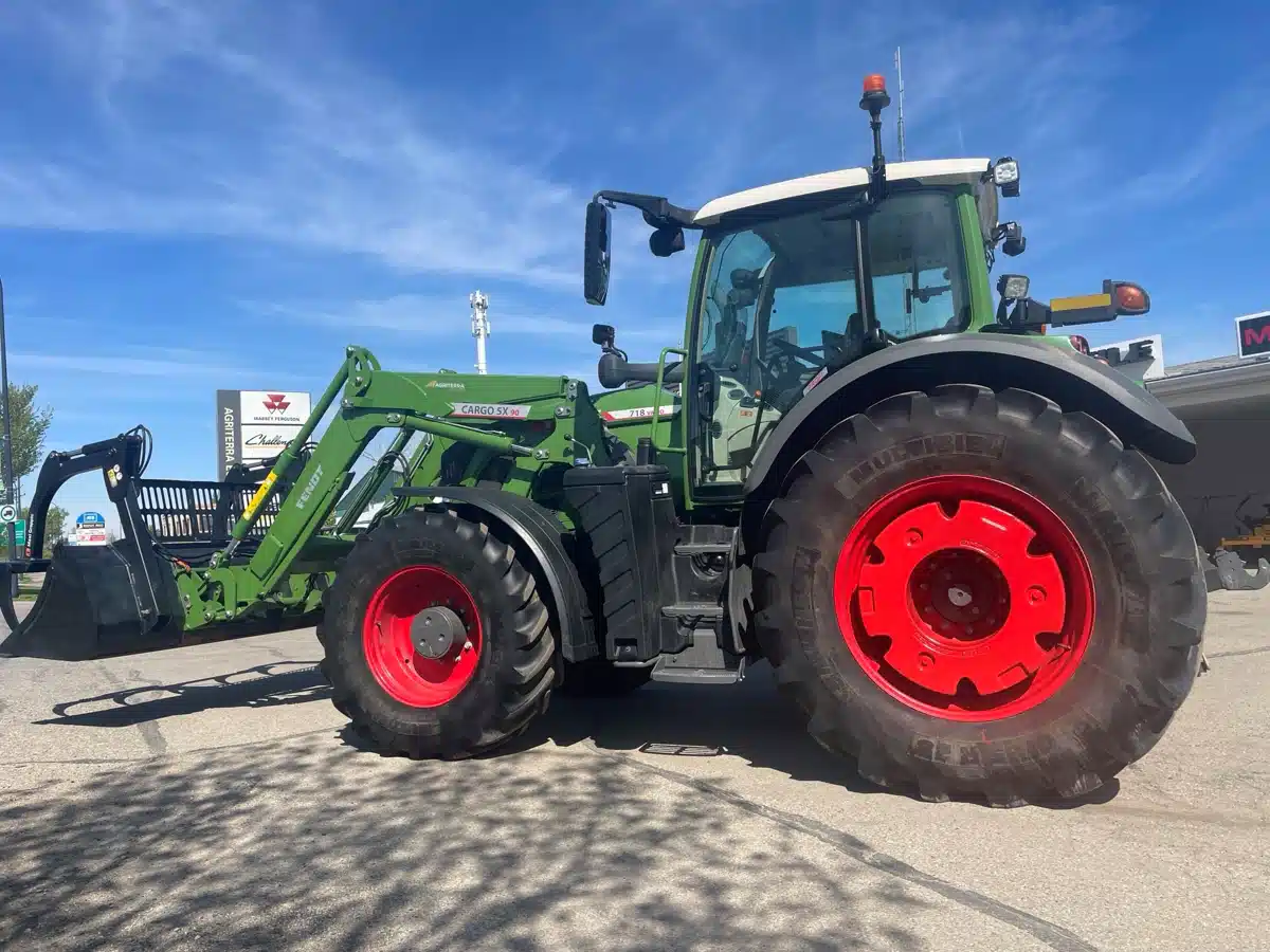 Gallery image 1 for Used 2022 Fendt 718 VARIO Tractor