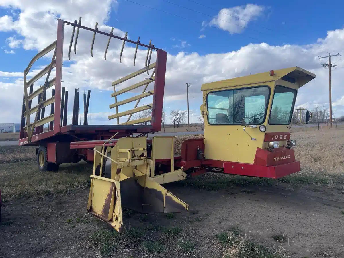Gallery image 2 for Used New Holland 1069 Bale Stacker