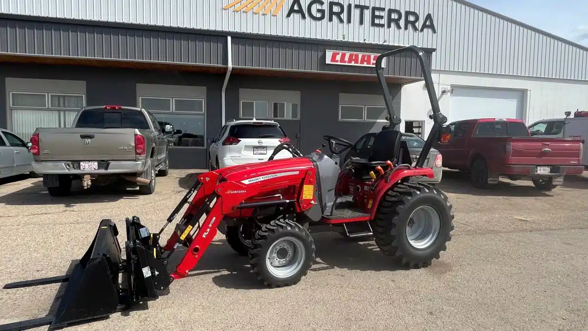 Gallery image 1 for 2022 Massey Ferguson 1526 Tractor