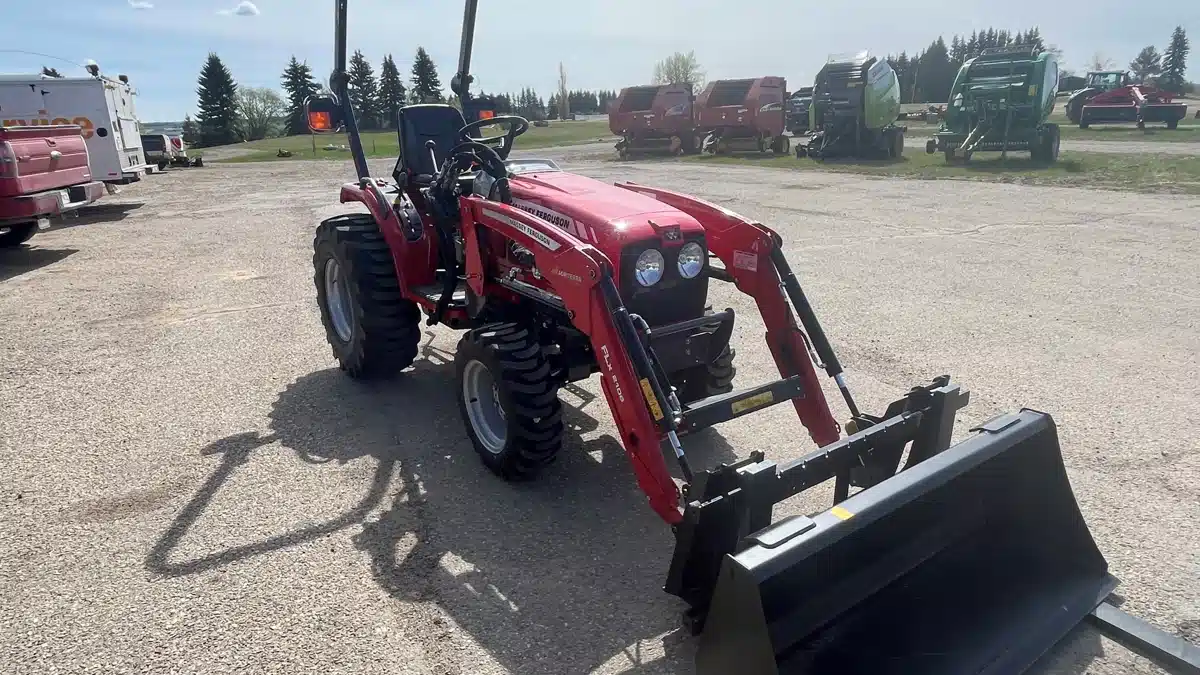 Gallery image 2 for 2022 Massey Ferguson 1526 Tractor