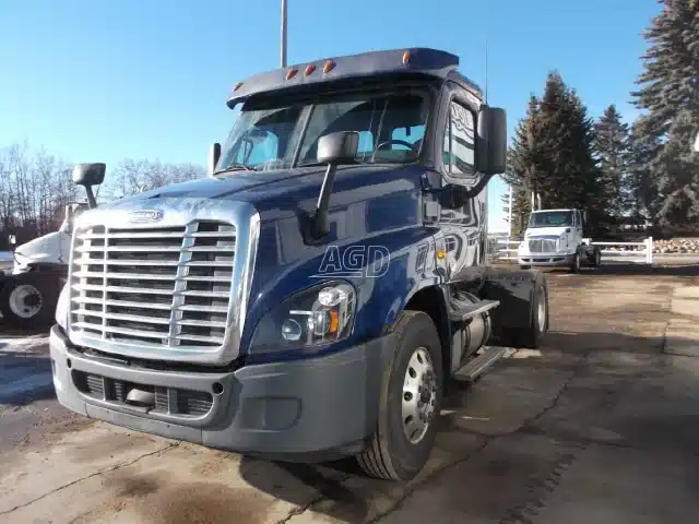 Gallery image 2 for Used 2017 Freightliner Cascadia Semi-Truck