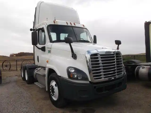 Gallery image 2 for Used 2016 Freightliner Cascadia Semi-Truck