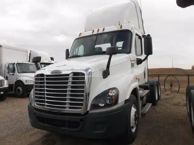 Gallery image 1 for Used 2016 Freightliner Cascadia Semi-Truck