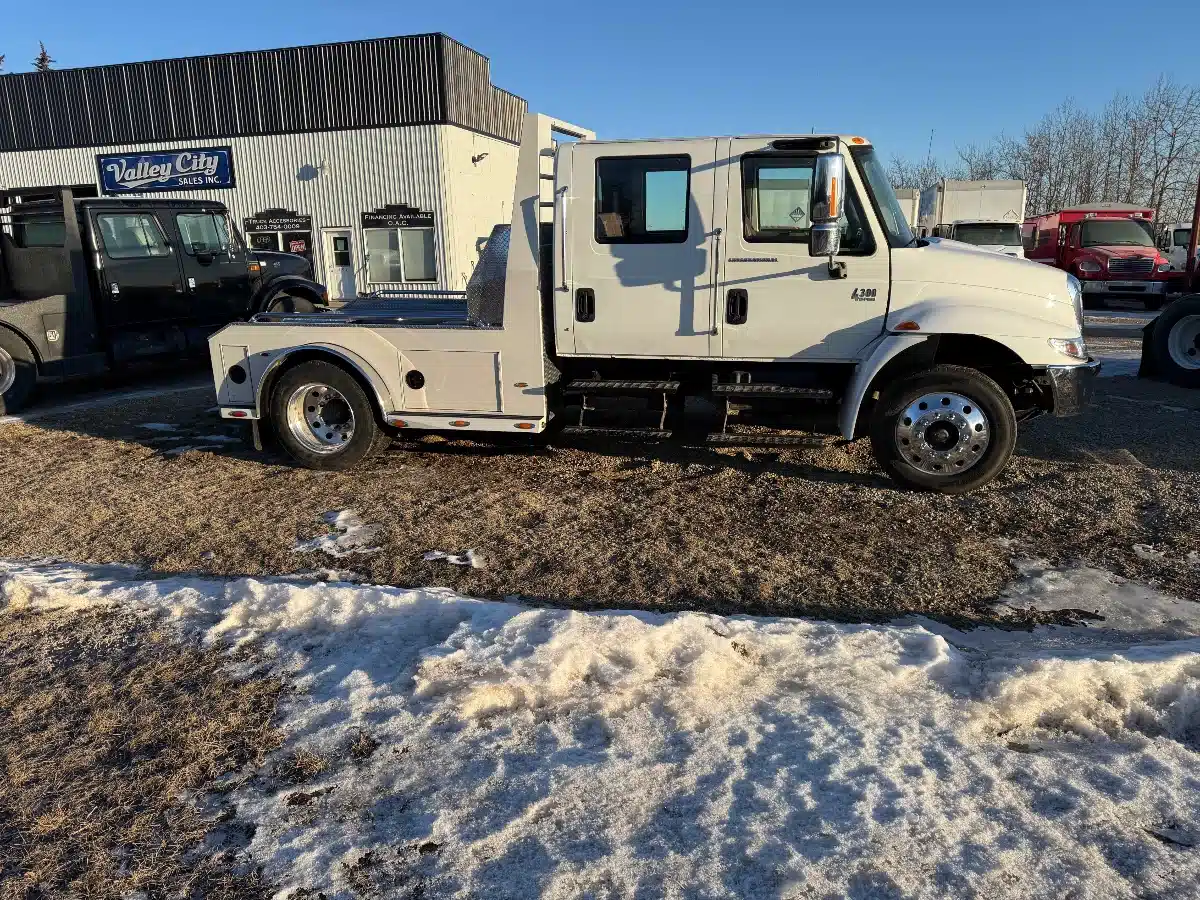Gallery image 1 for 2006 International 4300 sport chassis Truck - Flatbed