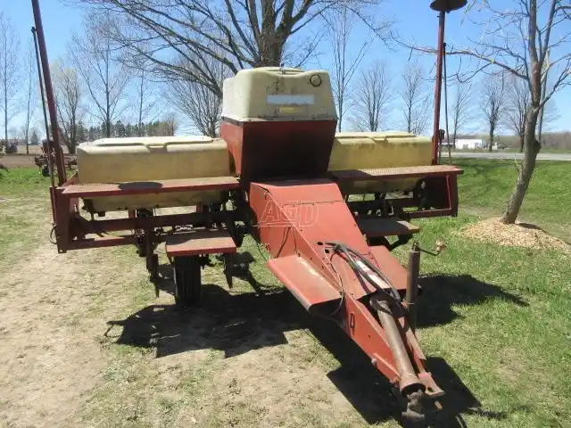 Gallery image 1 for Used International Harvester 400 Planter - Corn