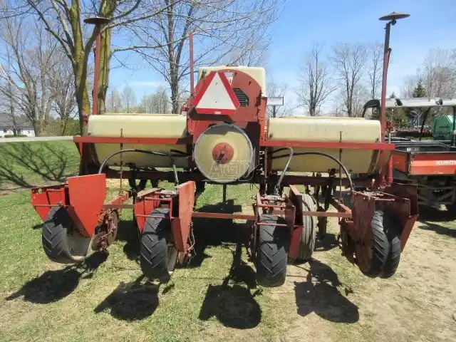 Gallery image 2 for Used International Harvester 400 Planter - Corn