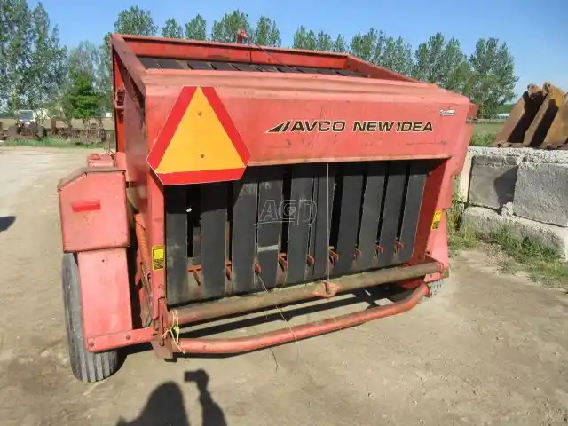 Gallery image 2 for Used New Idea 484 Round Baler