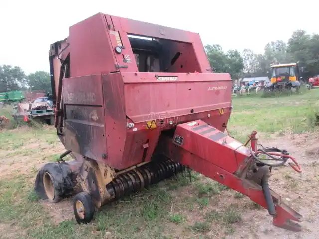 Gallery image 1 for Used New Holland 644 Round Baler
