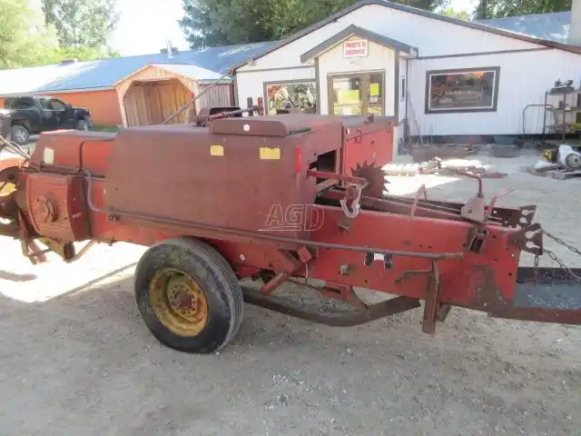 Gallery image 2 for Used International Harvester 425 Square Baler - Small