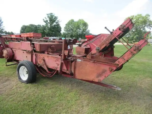 Gallery image 2 for Used Massey Ferguson 12 Square Baler - Small